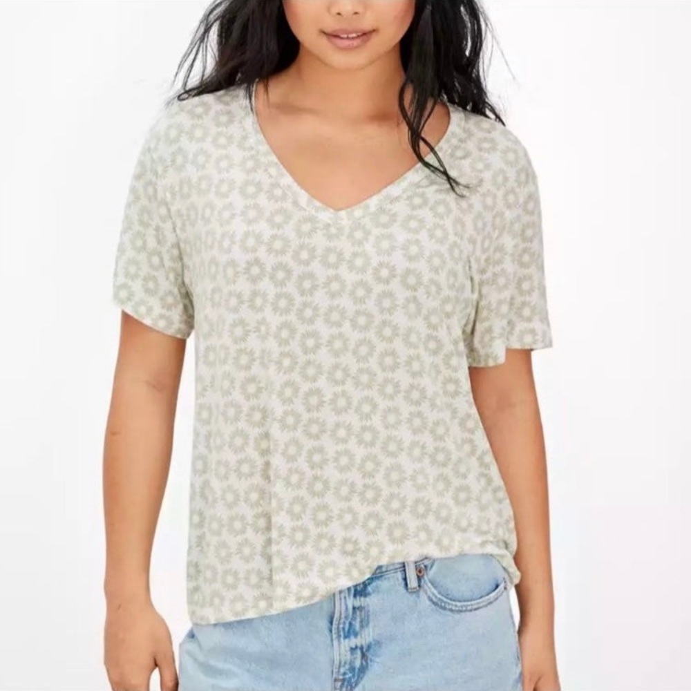 AE Woman’s Oversized V-neck T-shirt Large